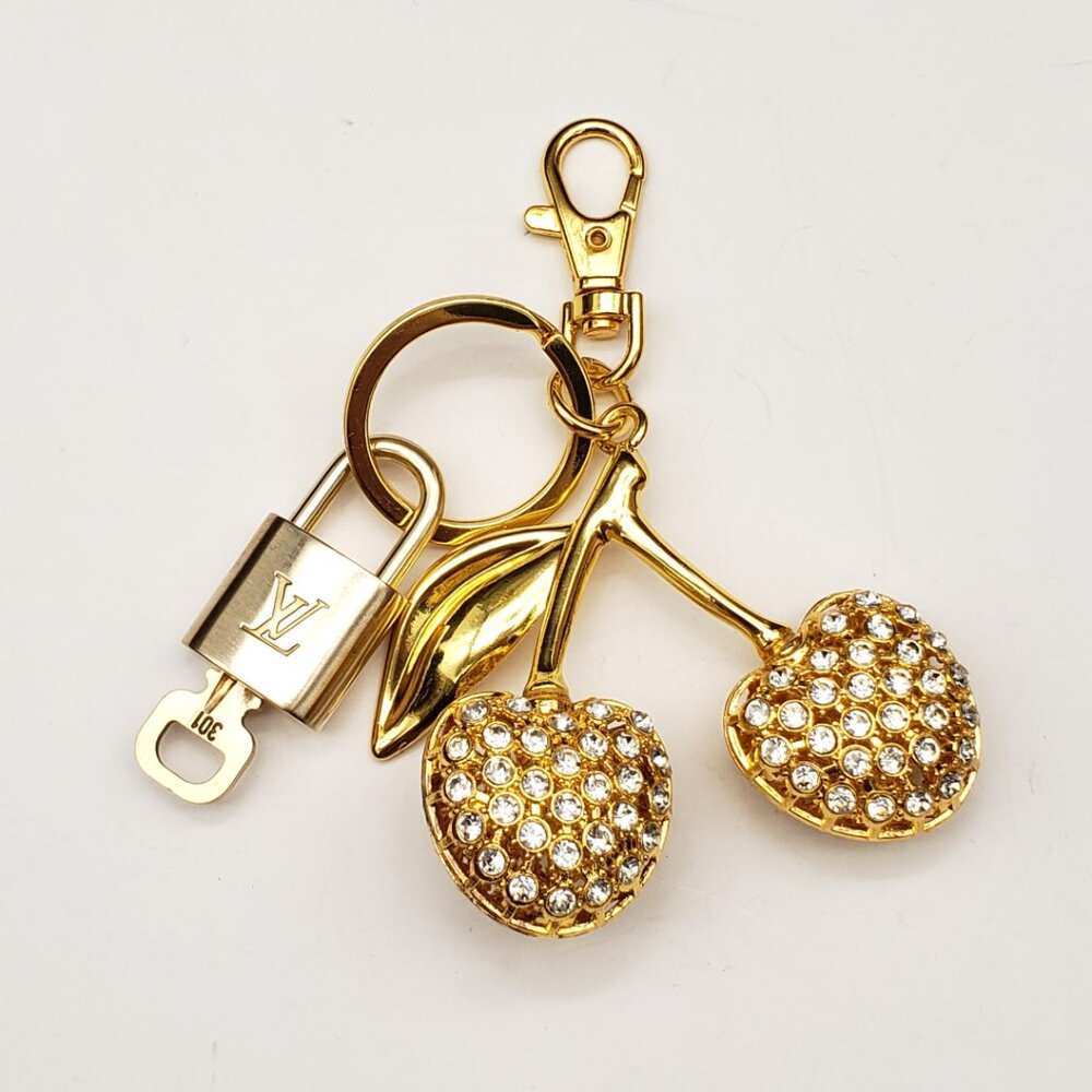 LV Authentic Gold Lock & Key 🔑 Luxury Bag Charm w/ Unbranded Keychain - Picture 4 of 8